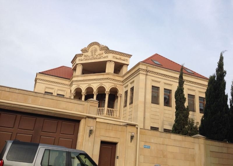 Nizami rayonu keslə qəsəbəsi sadig heyət evi. Ev alqi satqisi. Varovskide Villa. Alqi satqi. Alqi satqi muqavilesi.