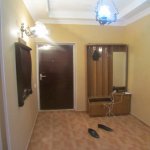 Посуточно 3 комнатная Вторичка, 12 двор район 12