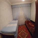 Посуточно 3 комнатная Вторичка, 12 двор район 8