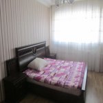 Посуточно 3 комнатная Вторичка, 12 двор район 6