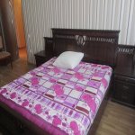 Посуточно 3 комнатная Вторичка, 12 двор район 4