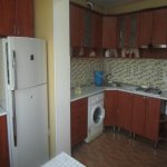 Посуточно 3 комнатная Вторичка, 12 двор район 7