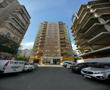 Satılır Yeni Tikili Azadlıq m., 8-ci mikrorayon, Binəqədi r.