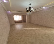 Satılır Köhnə Tikili Memar Əcəmi m., 9-cu mikrorayon, Binəqədi r.