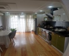 Satılır Köhnə Tikili Azadlıq m., 8-ci mikrorayon, Binəqədi r.