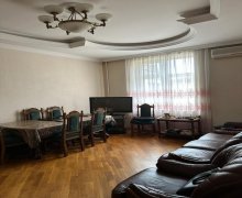 Satılır Köhnə Tikili Gənclik m., Nəsimi r. Satılır Köhnə Tikili Gənclik m., Nəsimi r.