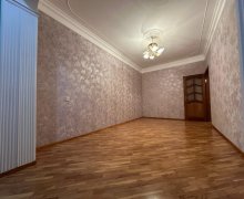 Satılır Köhnə Tikili Azadlıq m., 8-ci mikrorayon, Binəqədi r.