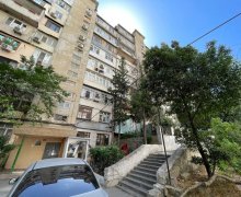 Satılır Köhnə Tikili Memar Əcəmi m., 9-cu mikrorayon, Binəqədi r.