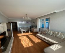 Satılır Köhnə Tikili Azadlıq m., 8-ci mikrorayon, Binəqədi r.