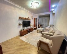 Satılır Köhnə Tikili Azadlıq m., 8-ci mikrorayon, Binəqədi r.