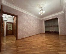 Satılır Köhnə Tikili Azadlıq m., 8-ci mikrorayon, Binəqədi r.