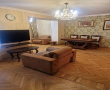 Satılır Köhnə Tikili İnşaatçılar m., Yasamal qəs., Yasamal r.