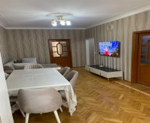 Satılır Köhnə Tikili Azadlıq m., 8-ci mikrorayon, Binəqədi r.