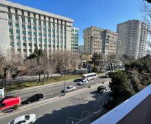 Satılır Köhnə Tikili İnşaatçılar m., Yasamal qəs., Yasamal r.