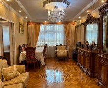 Satılır Köhnə Tikili Azadlıq m., 8-ci mikrorayon, Binəqədi r.