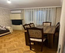 Satılır Köhnə Tikili İnşaatçılar m., Yasamal qəs., Yasamal r.