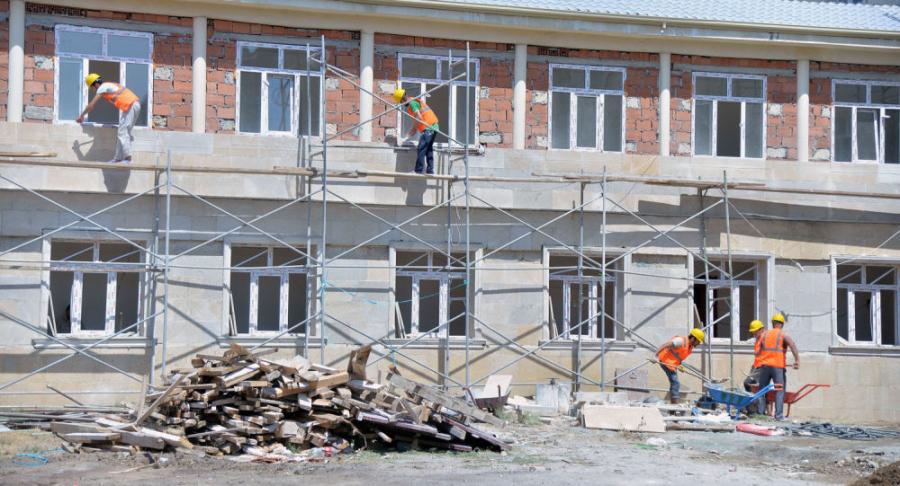 Yasamalda binada gedən təmir işləri sakinləri narahat edir